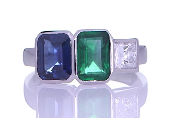 Green Sapphire, Blue Saphhore And A Diamond Placed On A Silver Ring