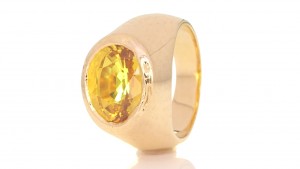 Golden Emerald Placed In A Golden Ring